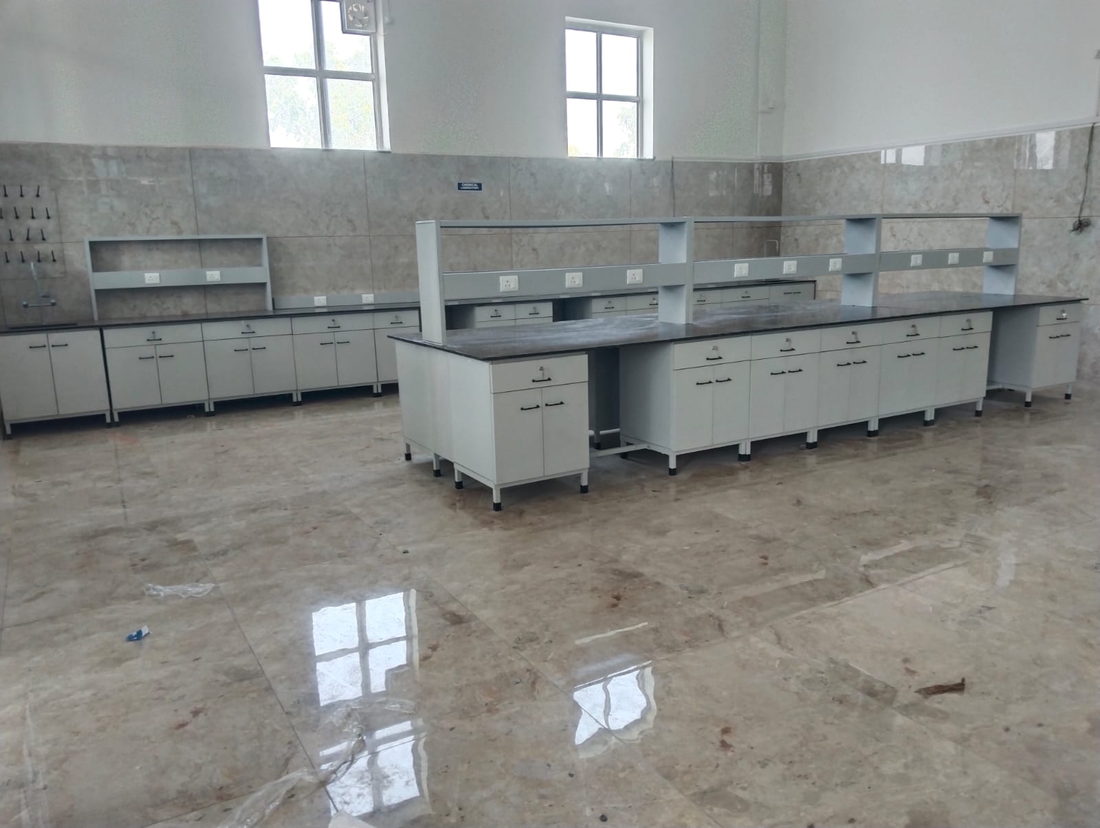 Peninsular Bench Laboratory Furniture